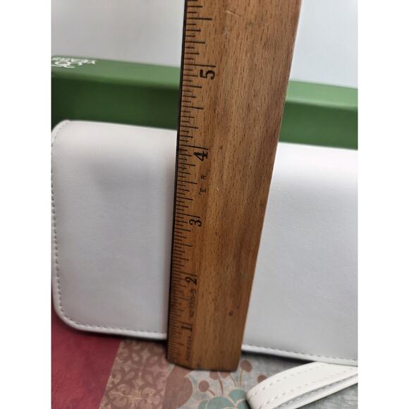 Arbonne Wristlet Wallet White Vegan Embossed Zip Around New In Box - Picture 8 of 9